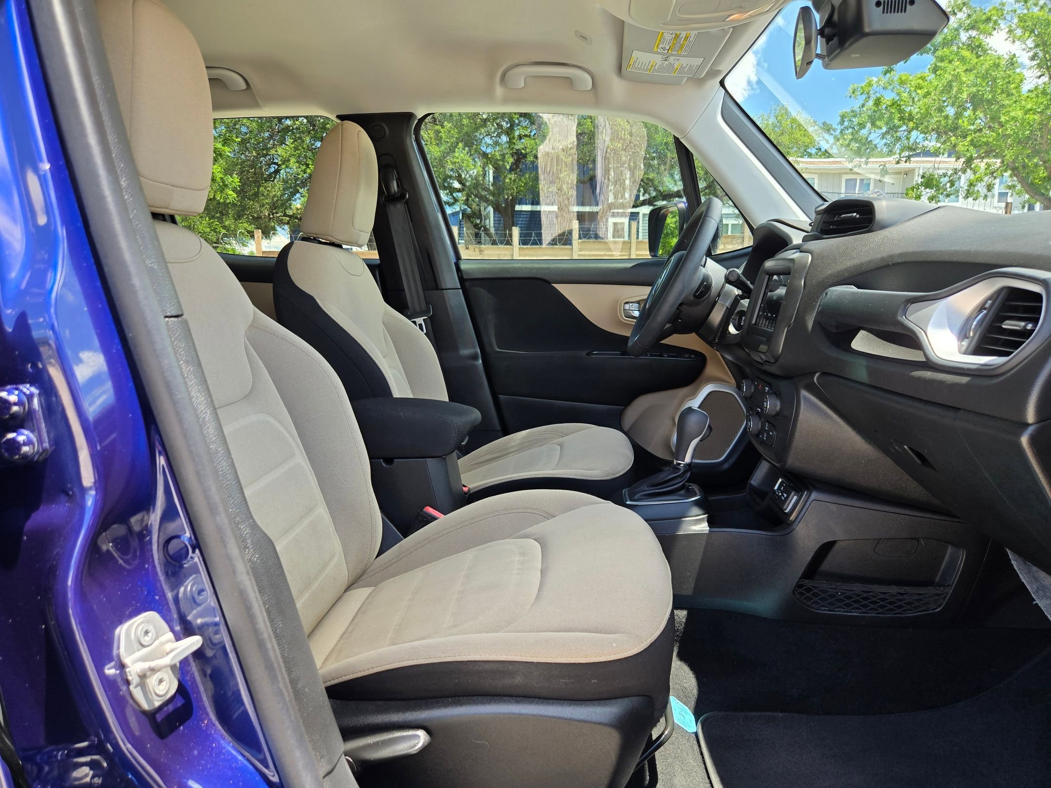 Used 2018 Jeep Renegade Latitude FWD image 27