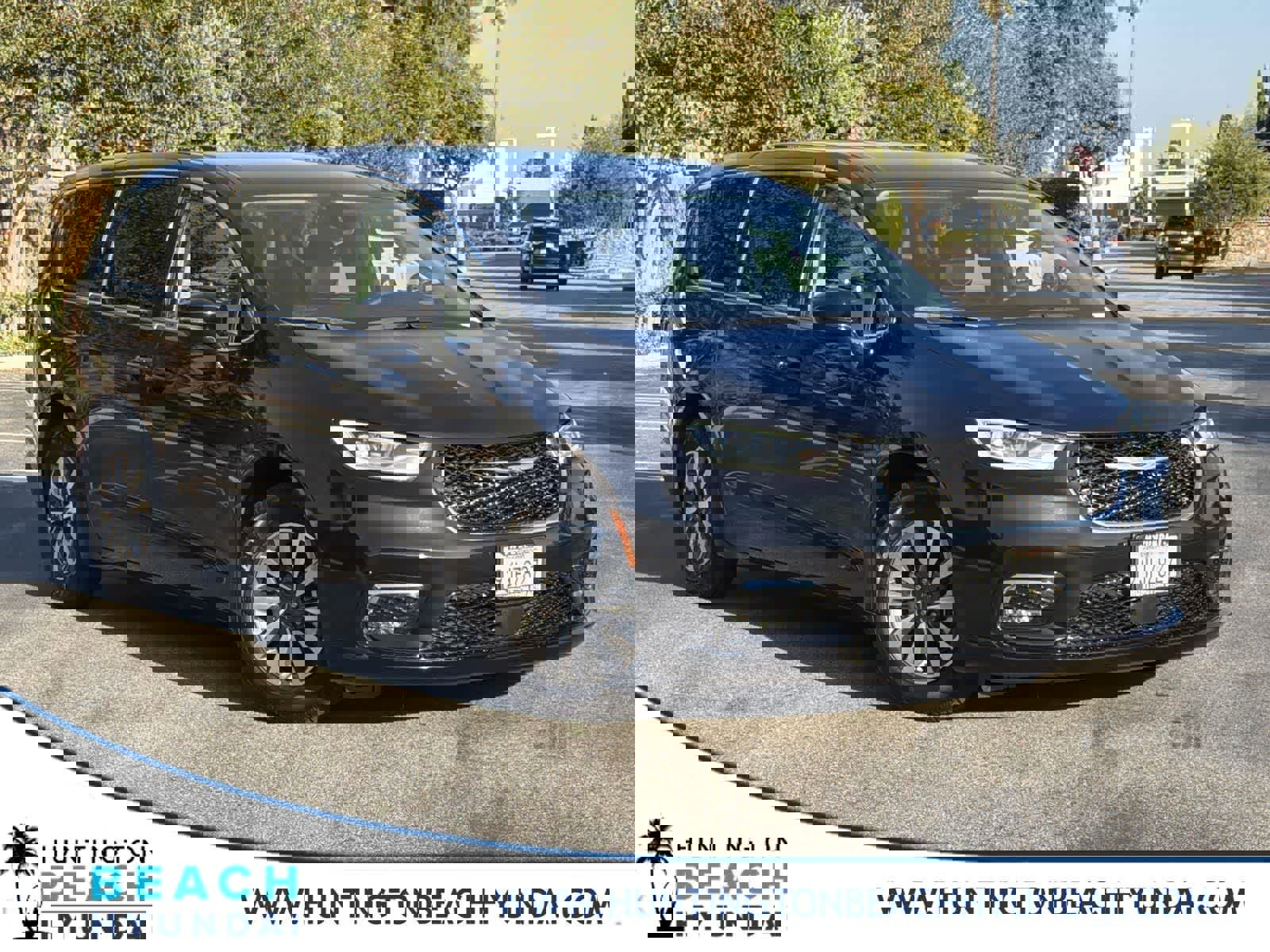 Used 2024 Chrysler Pacifica Select