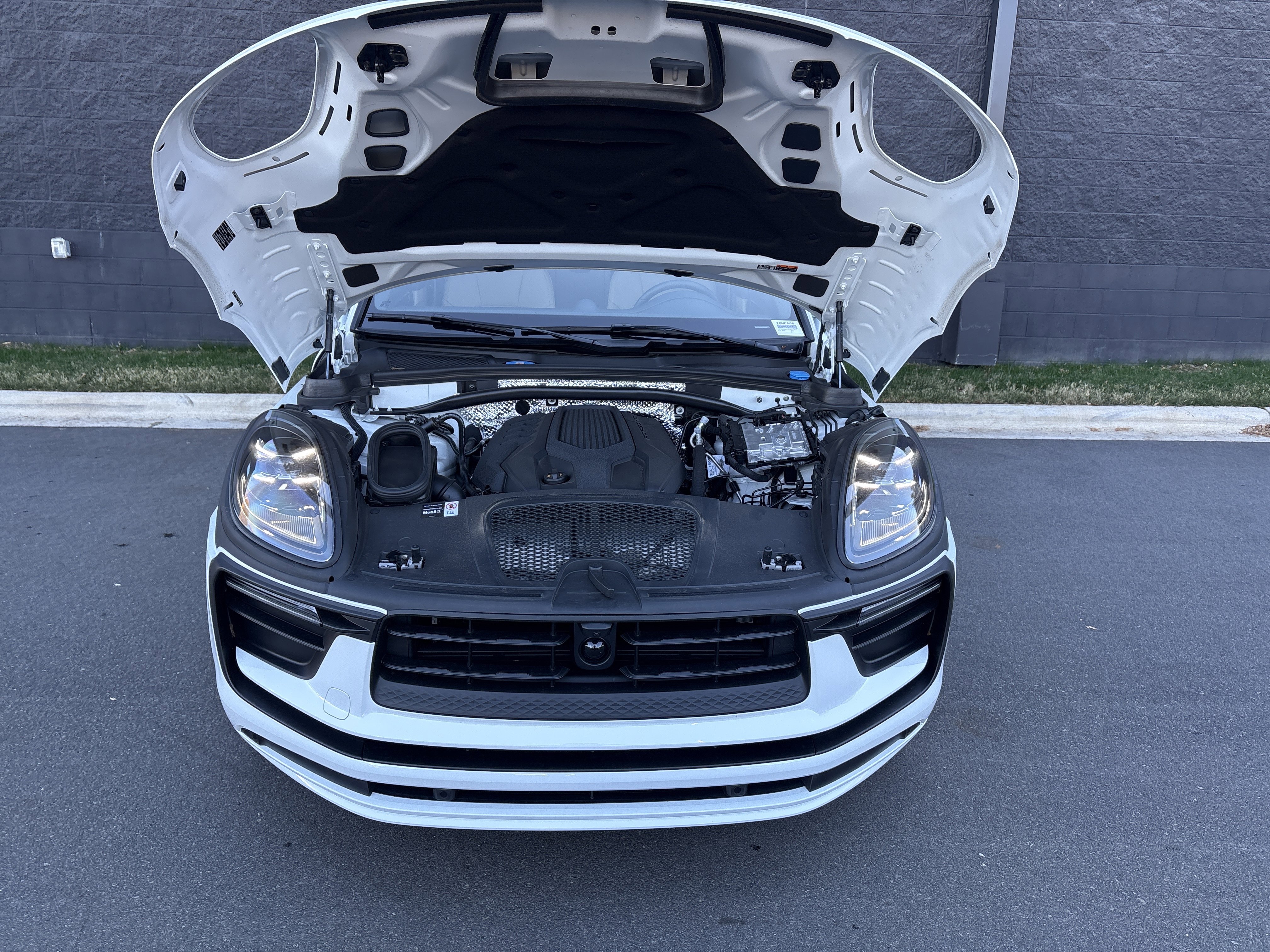 Certified 2025 Porsche Macan image 40
