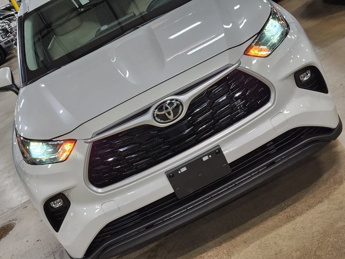 Used 2022 Toyota Highlander XLE AWD/4WD image 19
