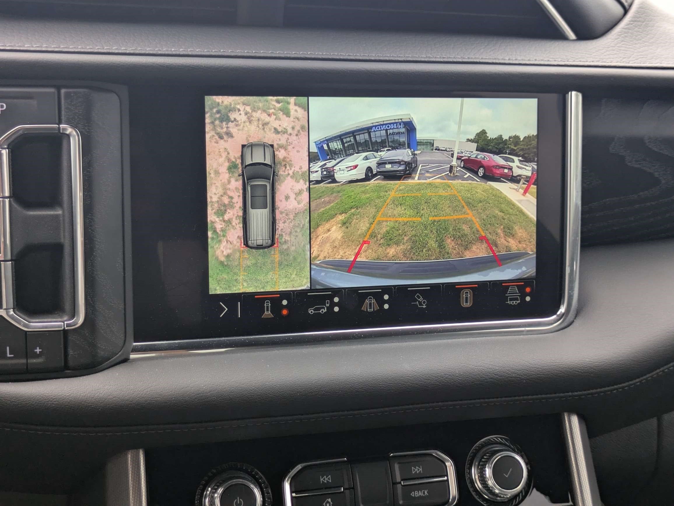 Used 2024 GMC Yukon Denali w/ Advanced Technology Package AWD/4WD image 28