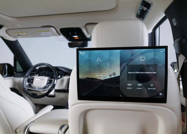 Used 2023 Land Rover Range Rover SE image 12