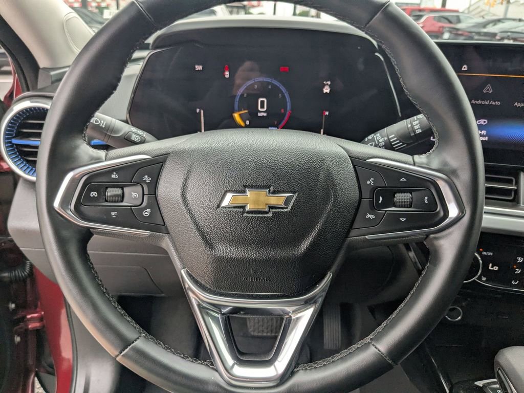 Used 2025 Chevrolet Trax LT w/ LT Convenience Package FWD image 16