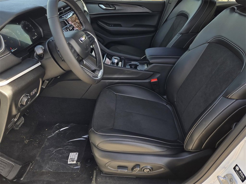 New 2025 Jeep Grand Cherokee Altitude image 16