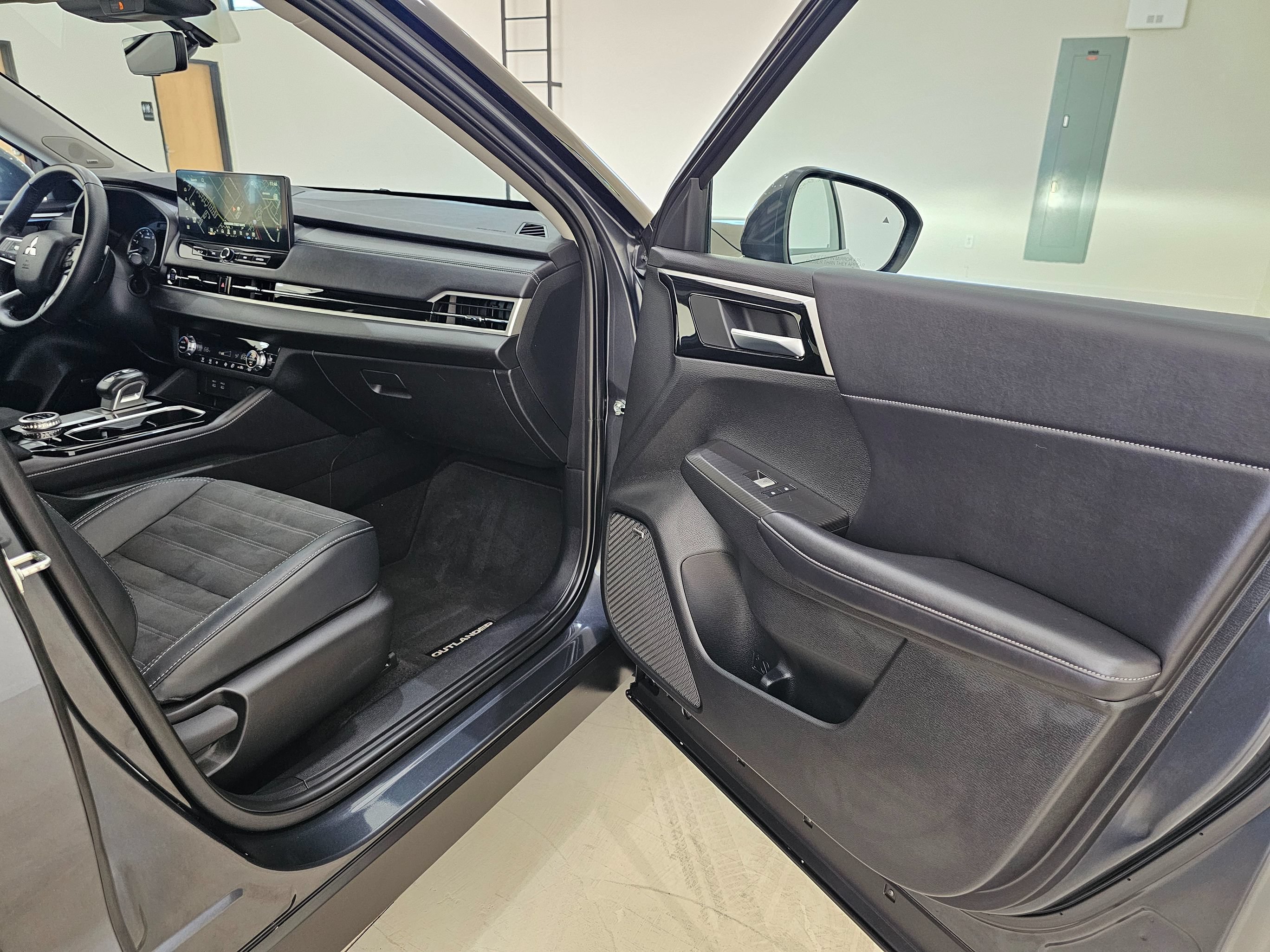 Used 2025 Mitsubishi Outlander SE AWD/4WD image 33