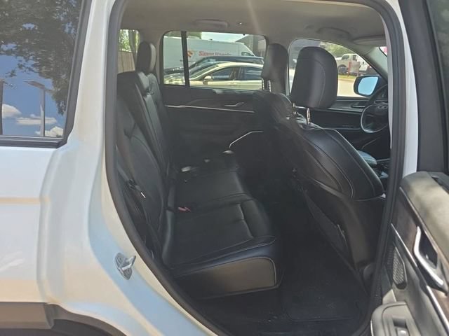 Used 2023 Jeep Grand Cherokee Limited w/ Luxury Tech Group II AWD/4WD image 2