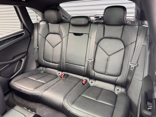 Certified 2023 Porsche Macan AWD/4WD image 32