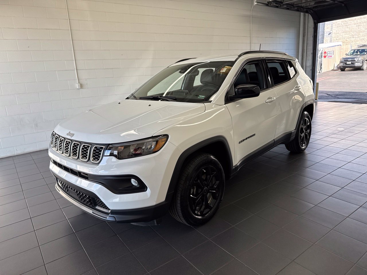 Used 2025 Jeep Compass Latitude AWD/4WD image 4