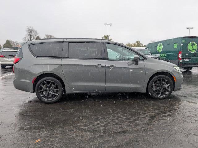 Used 2021 Chrysler Pacifica Limited w/ Uconnect Theater Family Group image 3