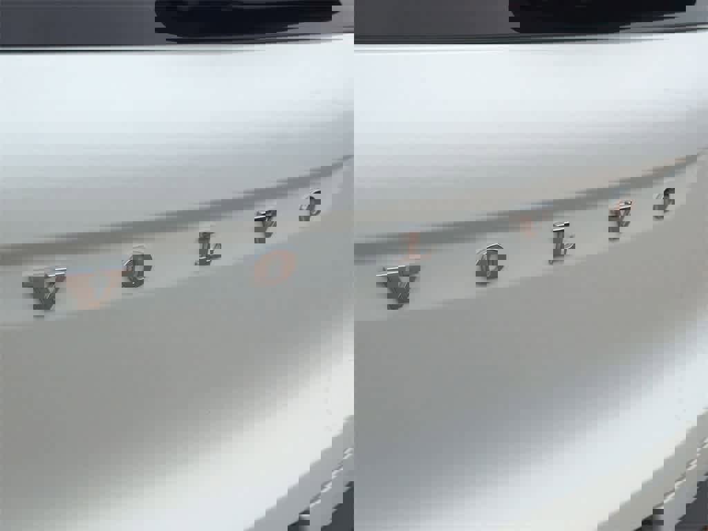 Used 2023 Volvo XC40 B5 Ultimate w/ Protection Package Premier image 4