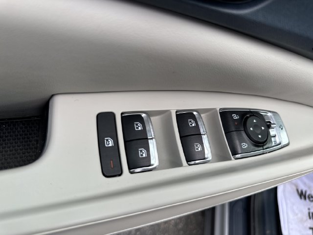 Used 2025 Kia Carnival EX FWD image 11