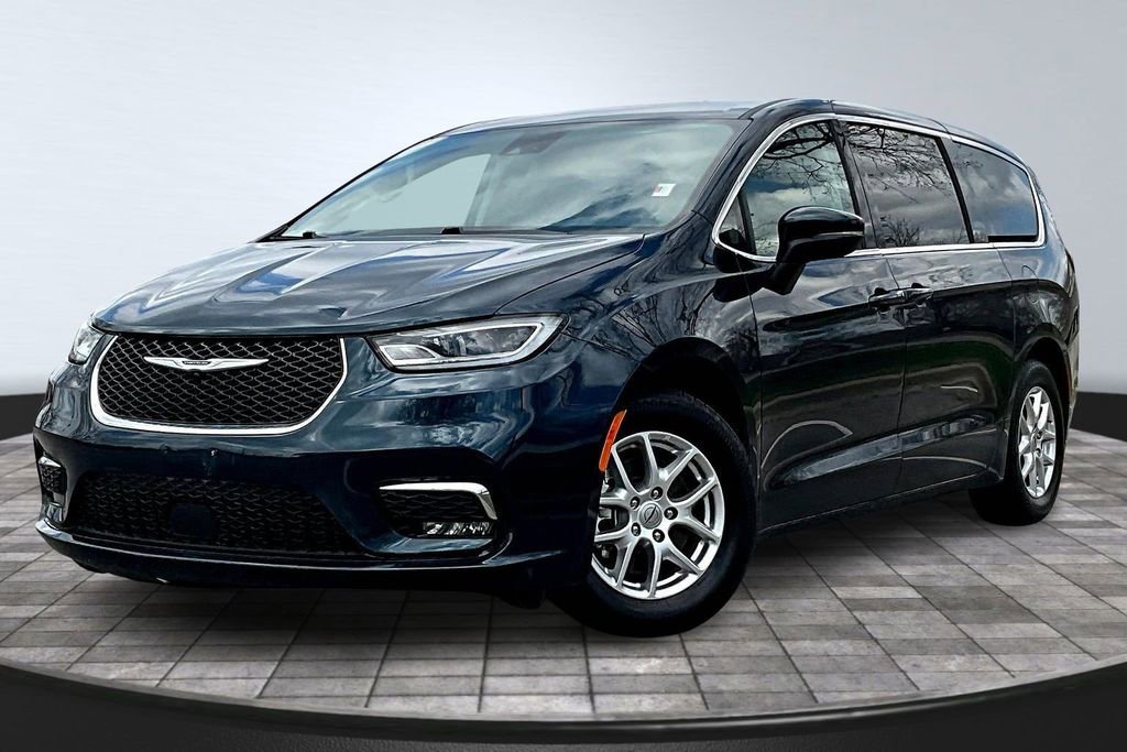 Used 2023 Chrysler Pacifica Touring-L FWD image 1