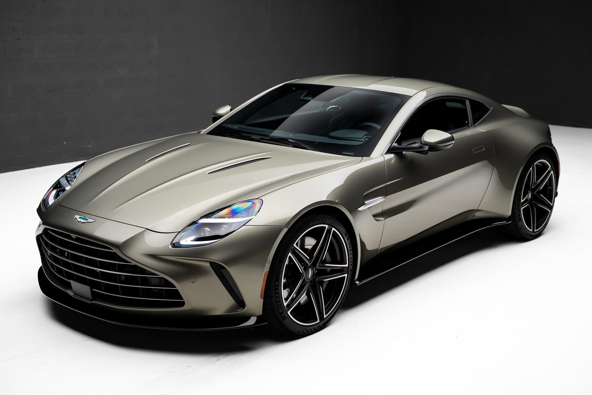 Used 2025 Aston Martin V8 Vantage Coupe RWD image 5