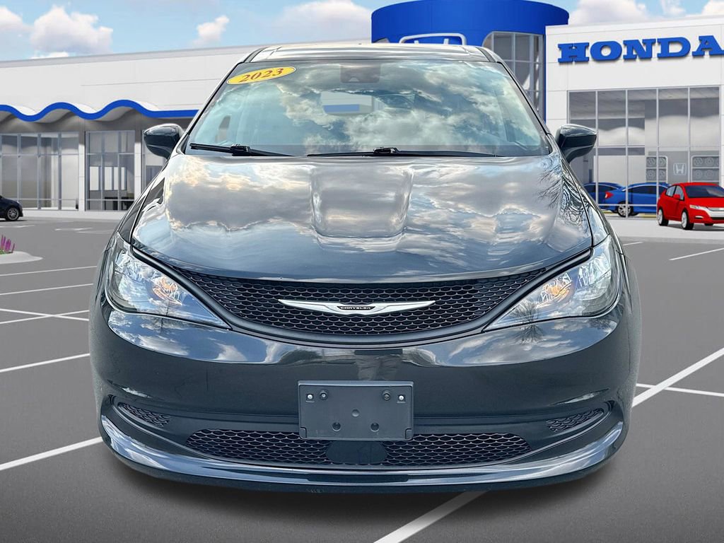 Used 2023 Chrysler Voyager LX image 2