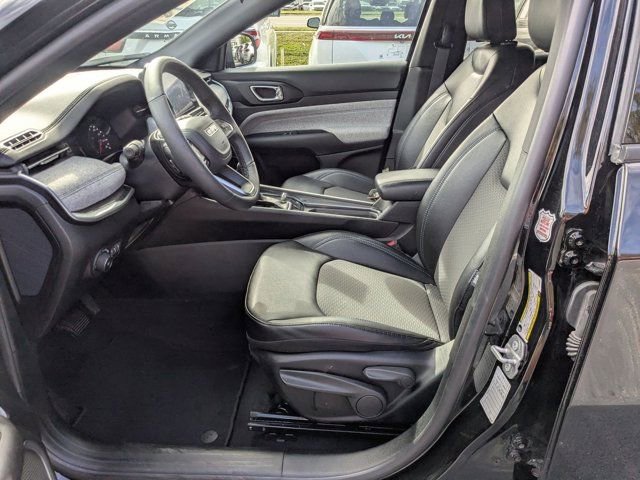 Used 2025 Jeep Compass Latitude image 22