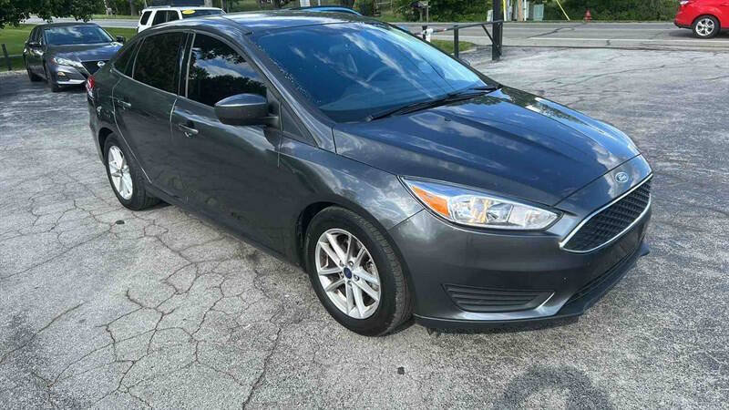 Used 2018 Ford Focus SE FWD image 2