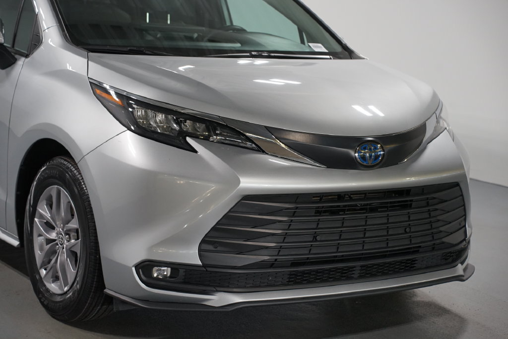 Certified 2025 Toyota Sienna XLE FWD image 4