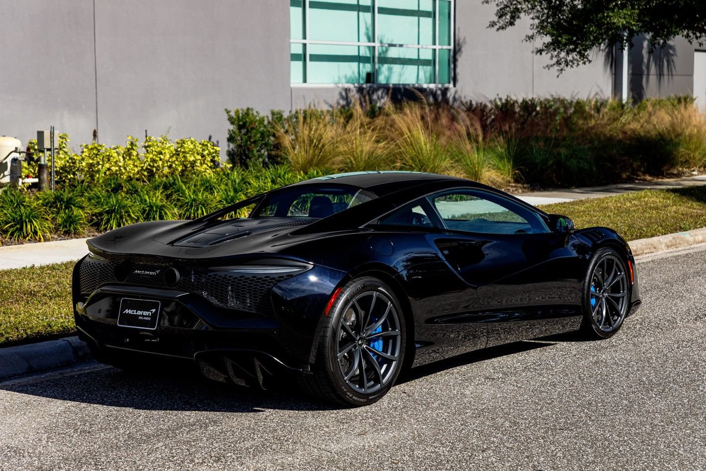 Used 2023 McLaren Artura RWD image 10