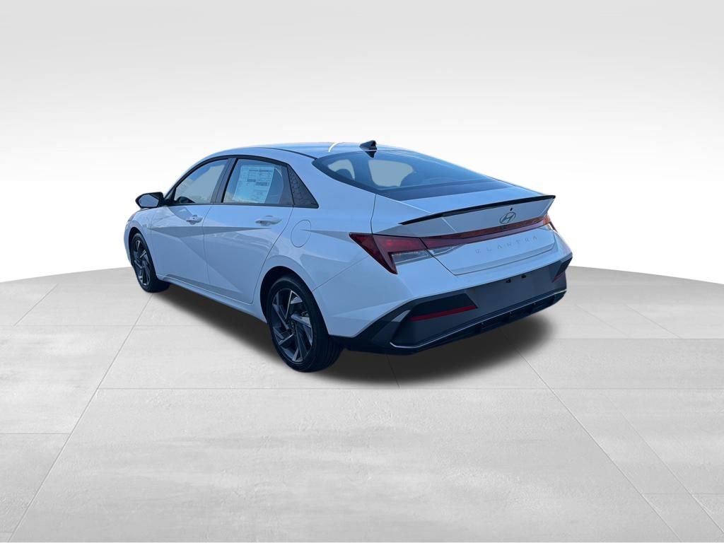 Used 2025 Hyundai Elantra Sport FWD image 3