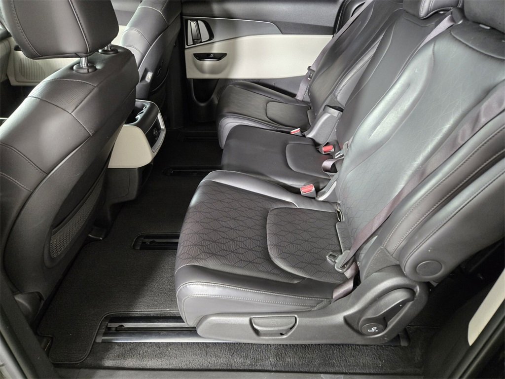 Used 2024 Kia Carnival LX image 16