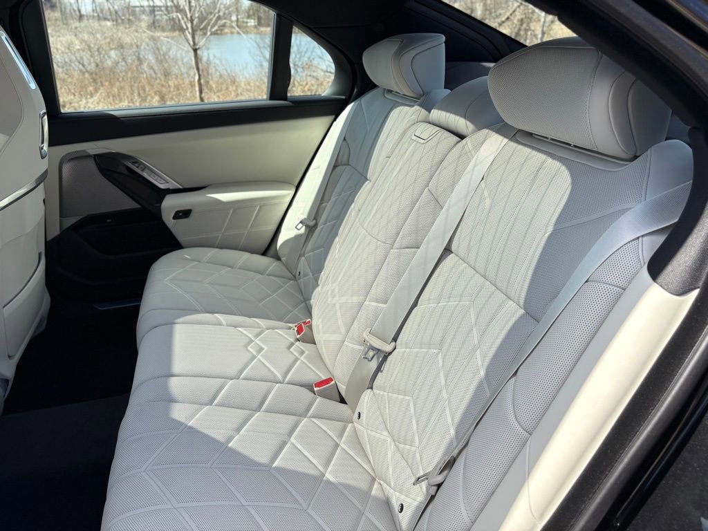 Used 2025 BMW i7 xDrive60 w/ Premium Package image 18