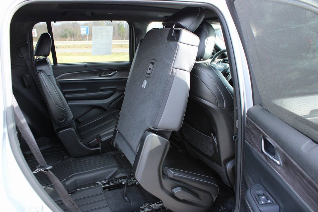 Used 2024 Jeep Grand Cherokee L Limited w/ Luxury Tech Group II image 19