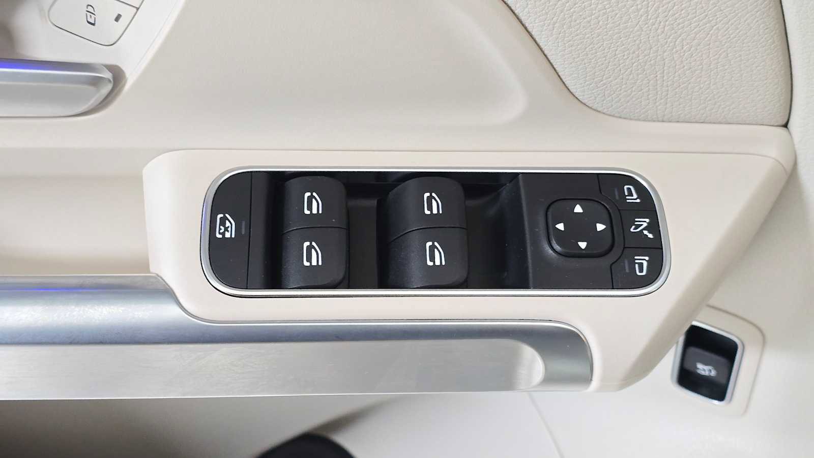Certified 2025 Mercedes-Benz EQB 250+ image 23