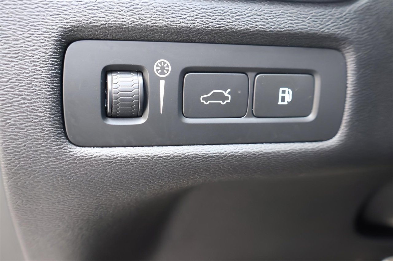 Used 2018 Volvo XC60 T8 R-Design w/ Vision Package image 20