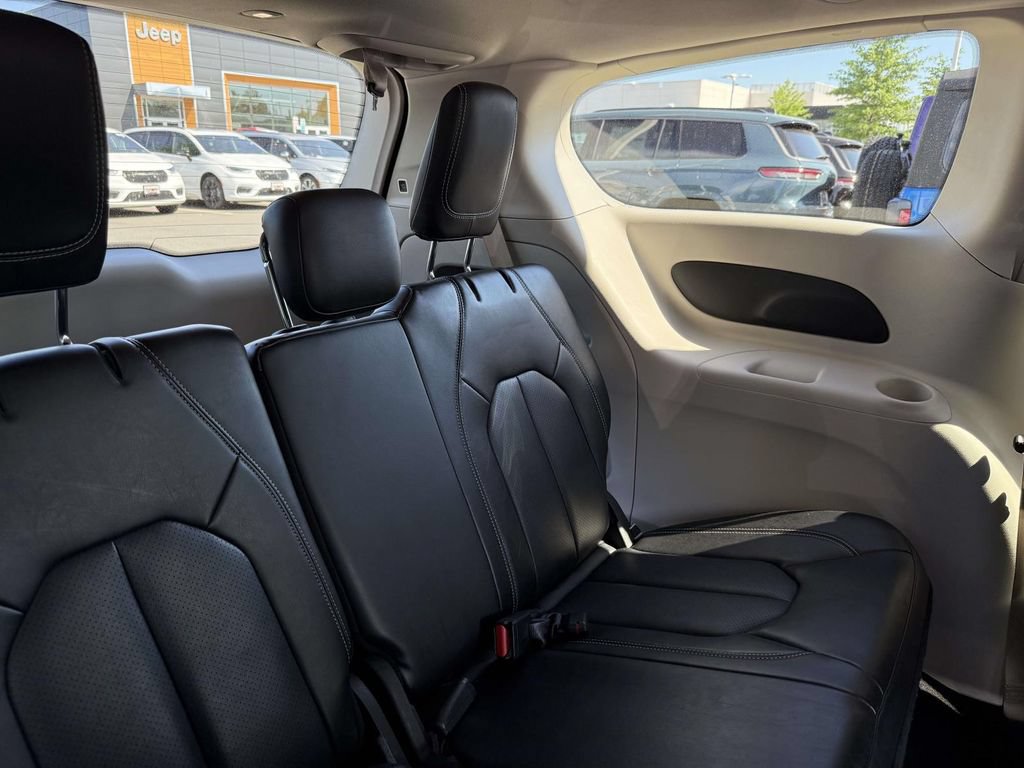Used 2024 Chrysler Pacifica Touring-L FWD image 16