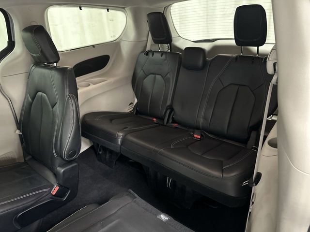 Used 2022 Chrysler Pacifica Touring-L image 15