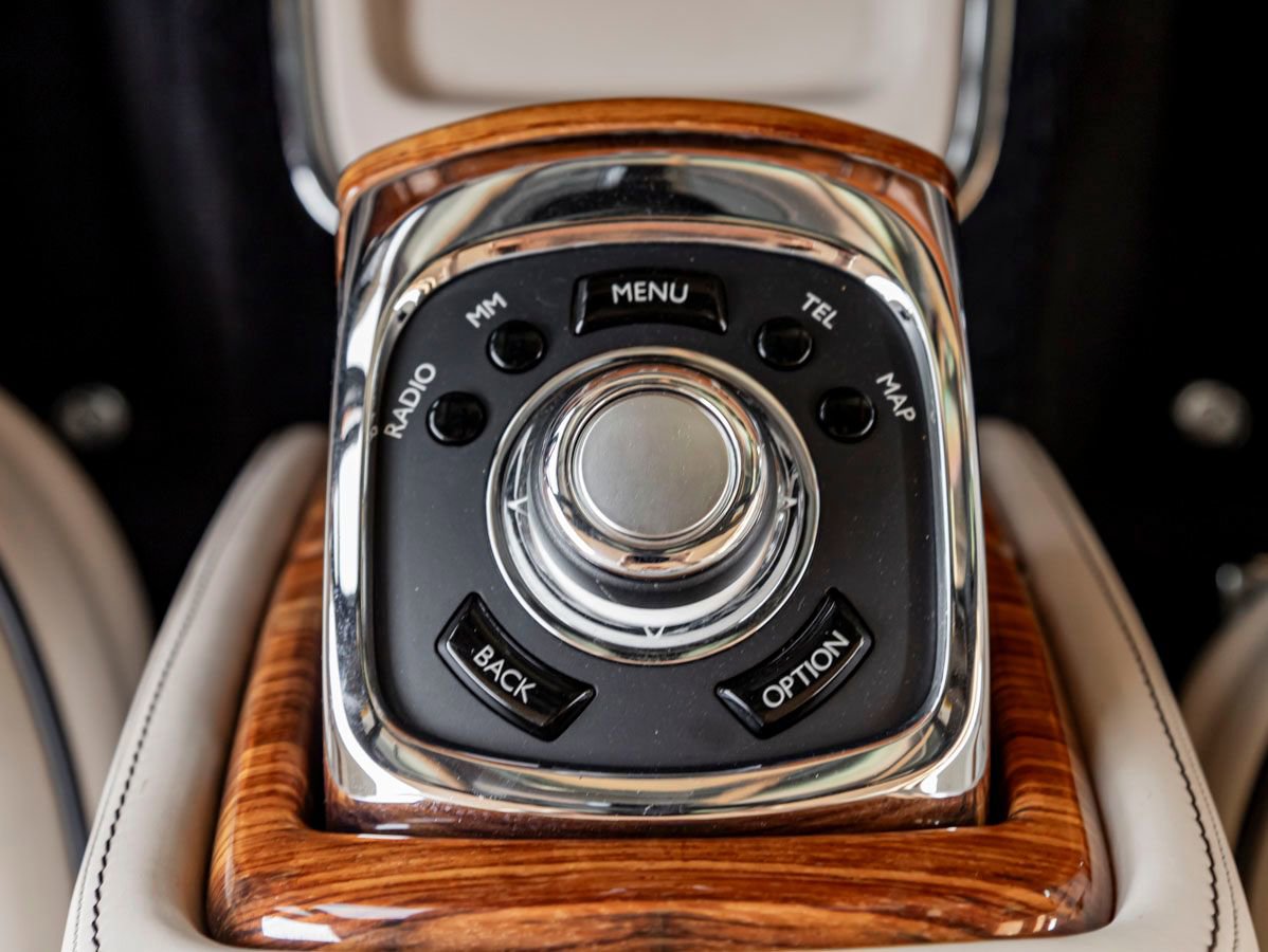 Used 2015 Rolls-Royce Phantom Drophead Coupe image 17