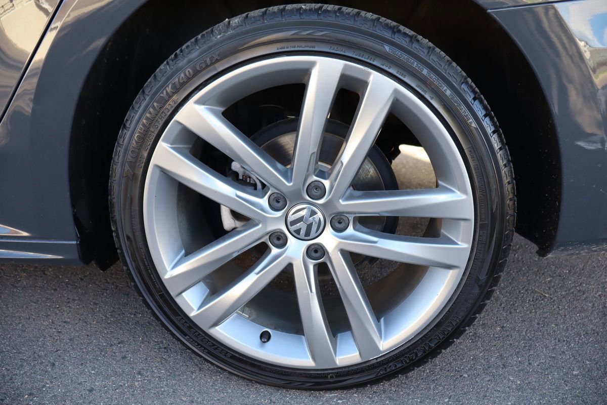 Used 2018 Volkswagen Passat 2.0T R-Line image 42