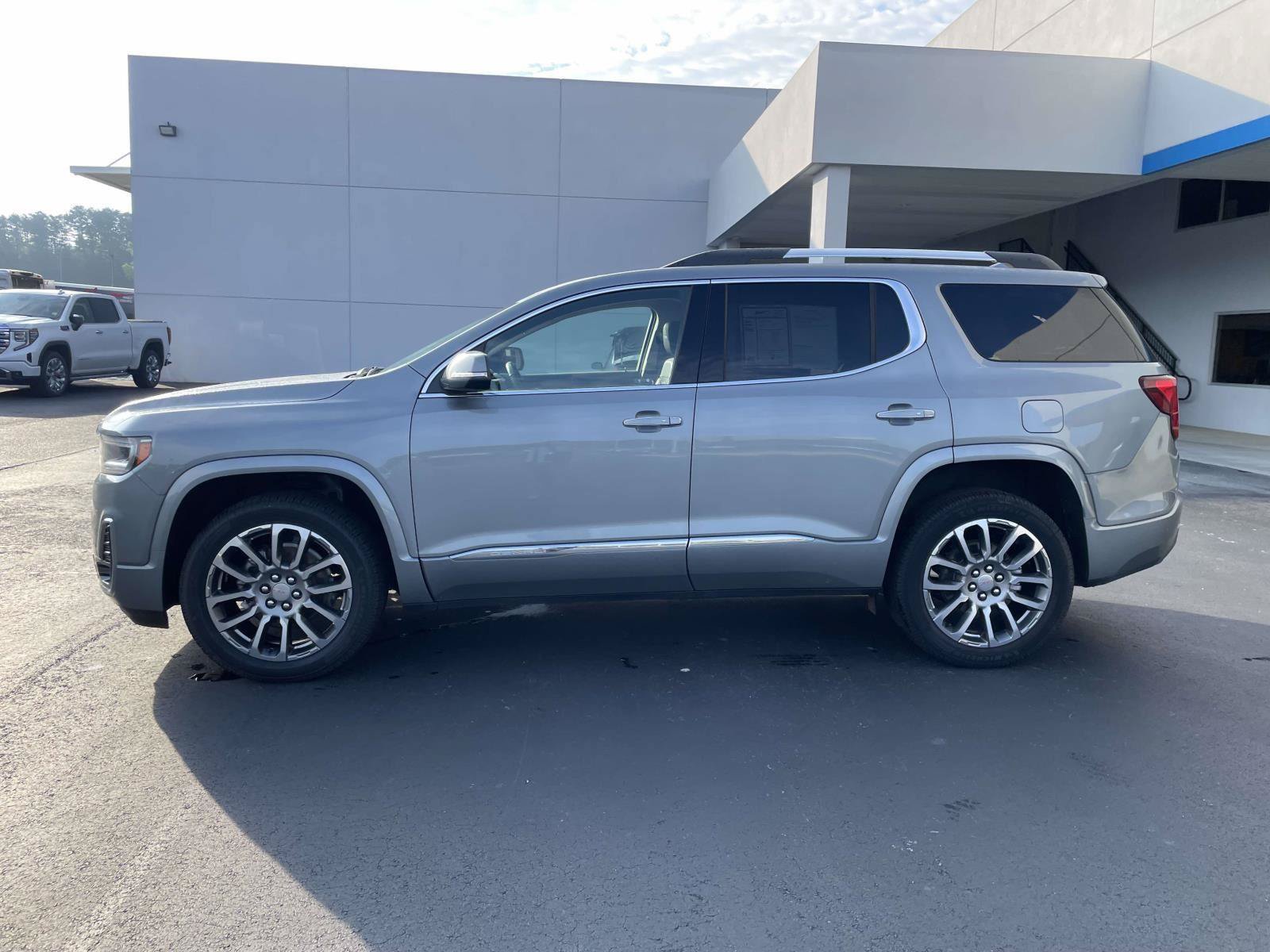 Used 2023 GMC Acadia Denali w/ Denali Technology Package FWD image 6