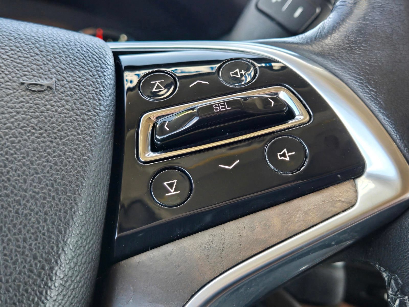 Used 2020 Cadillac Escalade Luxury w/ Escalade Sport Edition RWD image 26