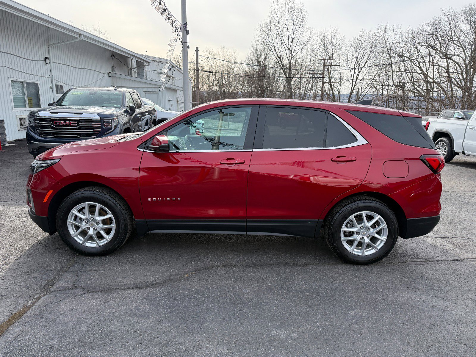 Used 2023 Chevrolet Equinox LT image 2