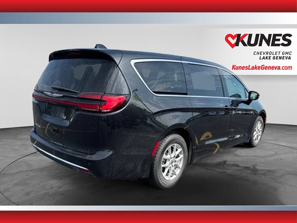Used 2023 Chrysler Pacifica Touring-L FWD image 5