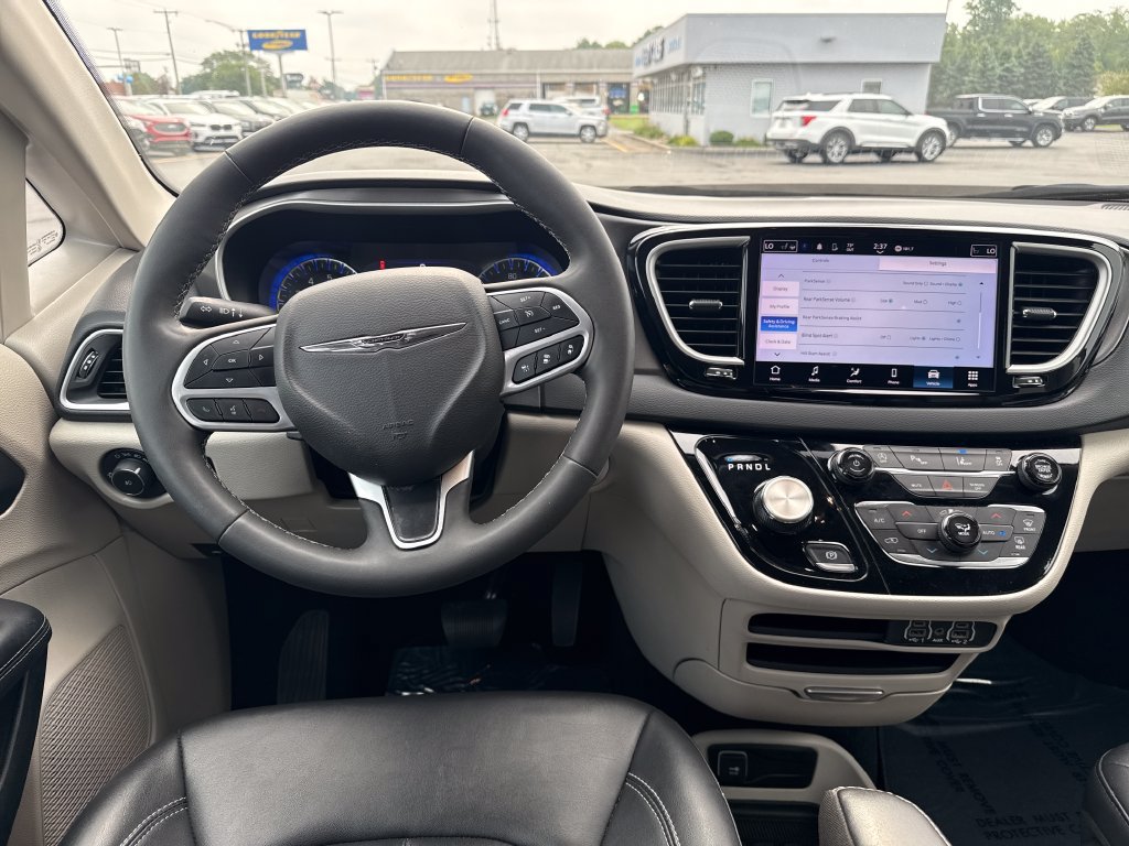 Used 2024 Chrysler Pacifica Touring-L FWD image 9