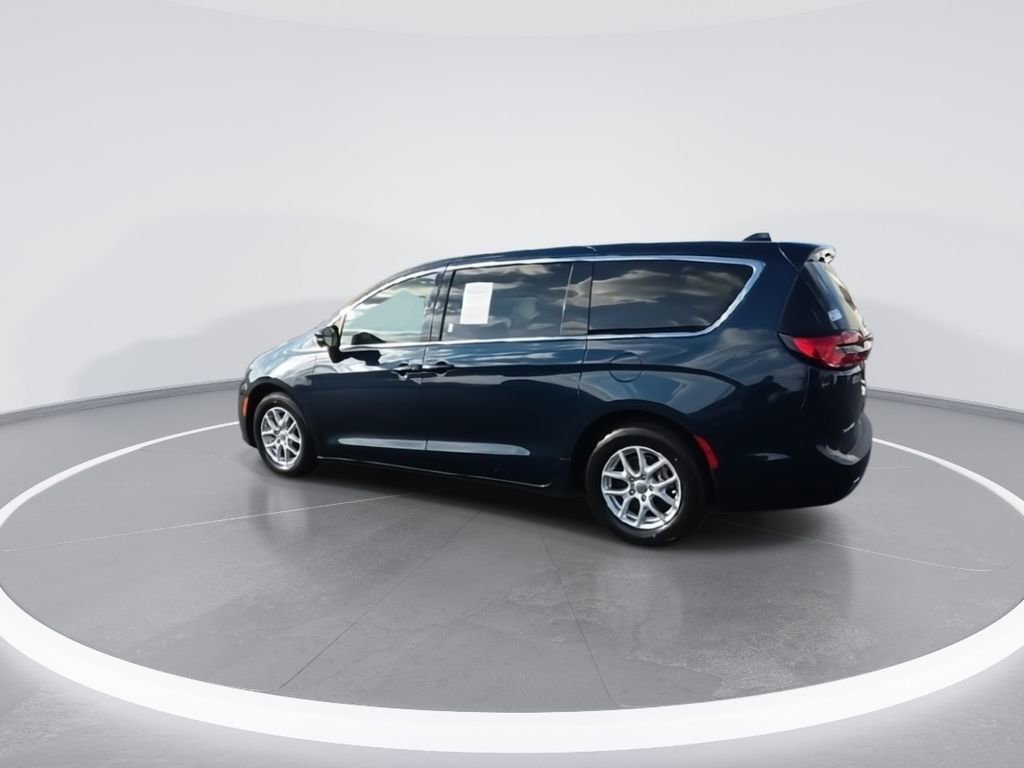 Used 2023 Chrysler Pacifica Touring-L FWD image 6