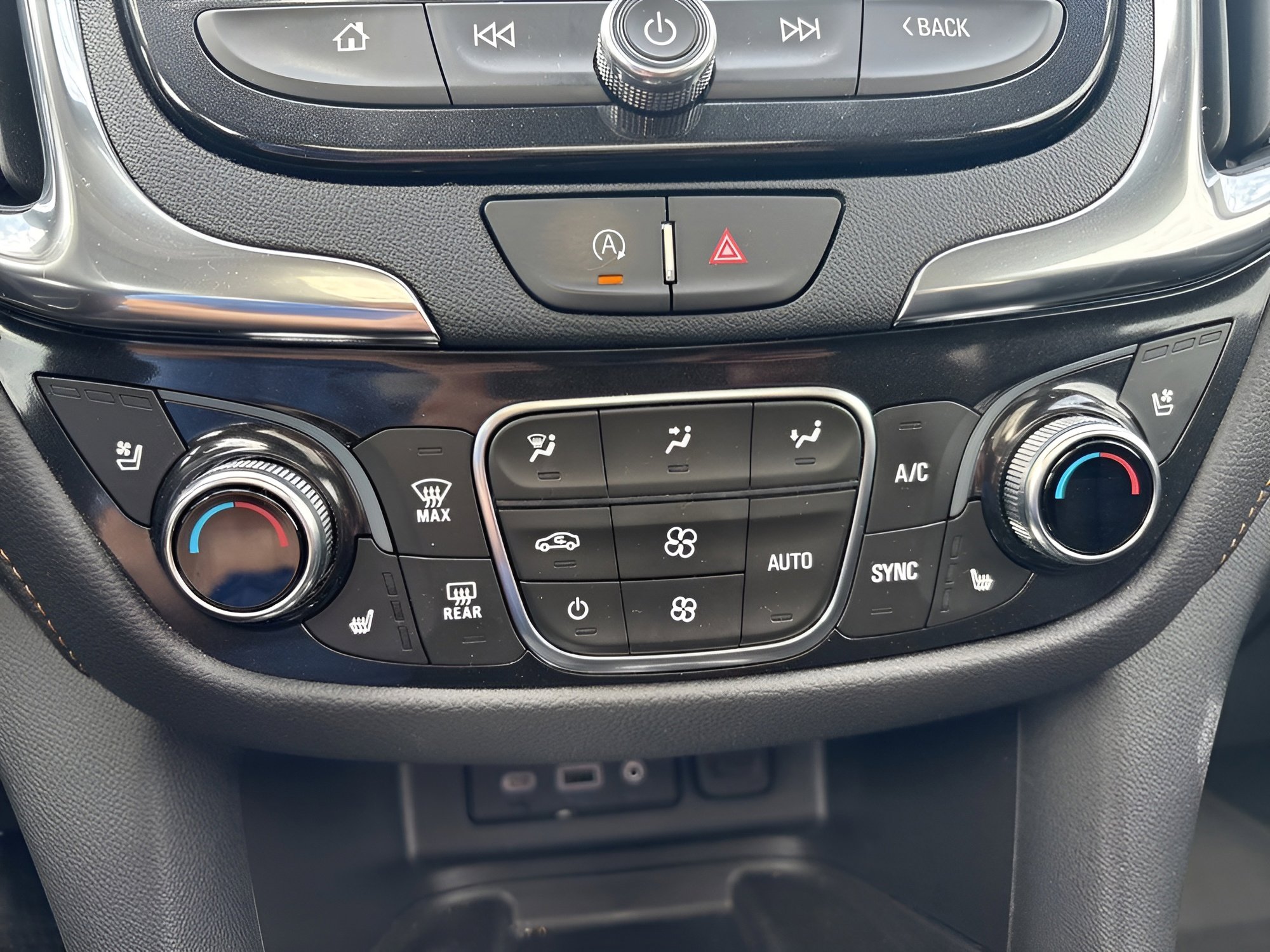Used 2023 Chevrolet Equinox Premier AWD/4WD image 17