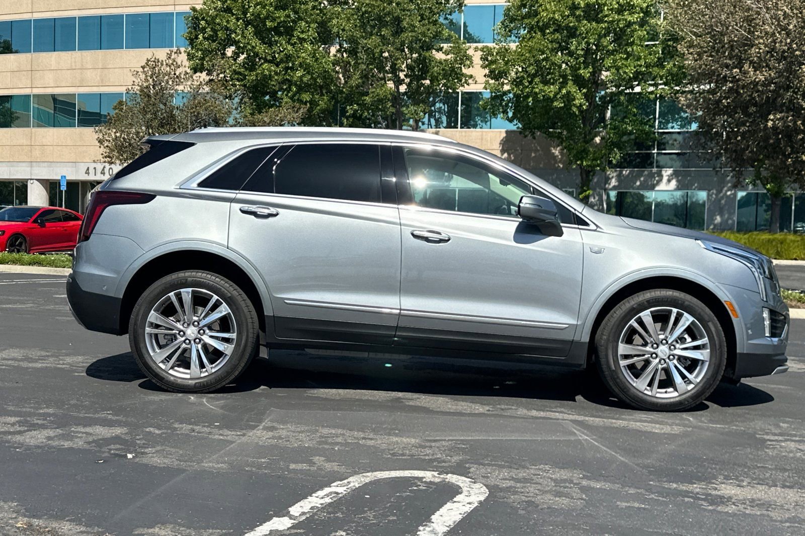Used 2023 Cadillac XT5 Premium Luxury w/ Technology Package AWD/4WD image 3