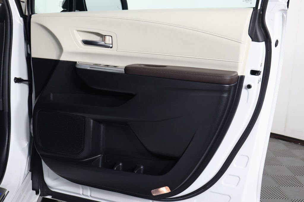 Used 2024 Toyota Sienna Platinum FWD image 14