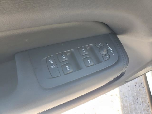 Certified 2025 Volvo XC60 T8 Plus w/ Protection Package Premier image 12