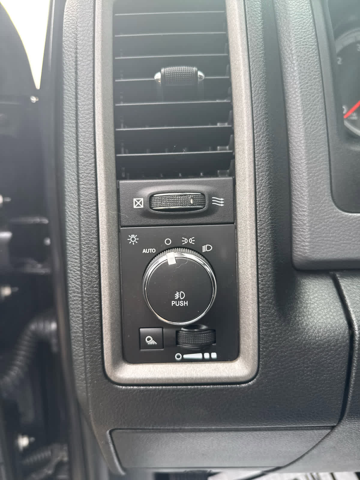 Used 2015 RAM 1500 Express image 9
