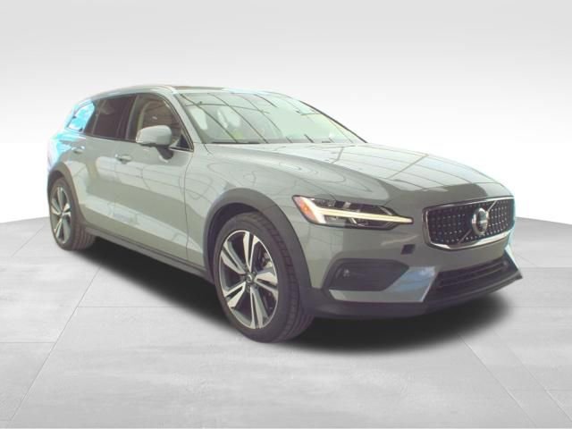Used 2025 Volvo V60 B5 Cross Country Plus AWD/4WD image 2