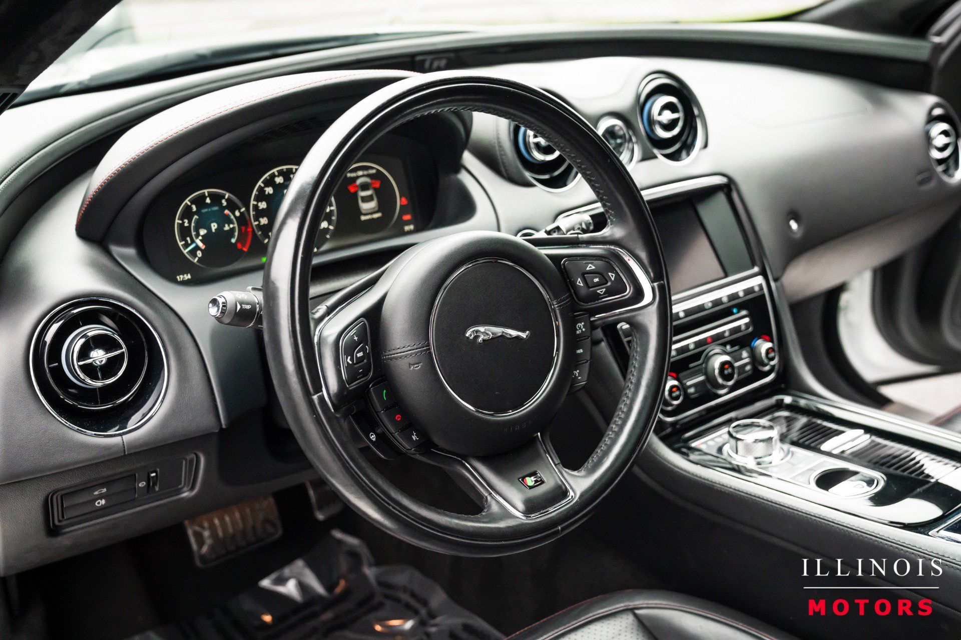 Used 2017 Jaguar XJ R RWD image 20