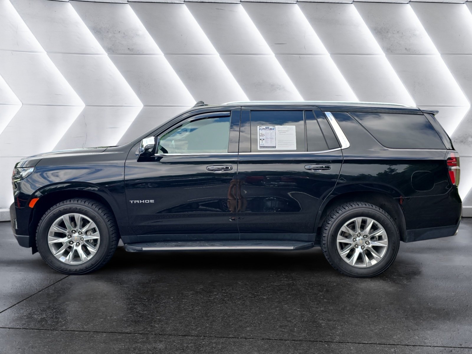 Used 2021 Chevrolet Tahoe Premier w/ Premium Package AWD/4WD image 2