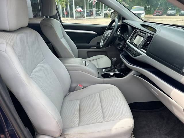 Used 2015 Toyota Highlander LE image 21