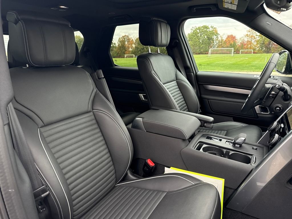 Used 2024 Land Rover Discovery Dynamic SE image 15