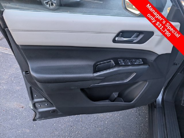 Used 2024 Nissan Pathfinder SL AWD/4WD image 13