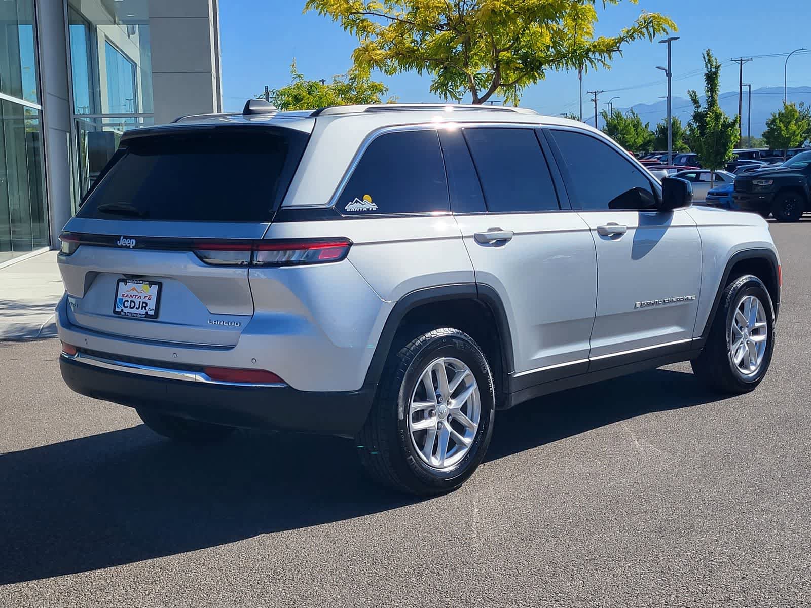 Used 2024 Jeep Grand Cherokee Laredo X AWD/4WD image 5